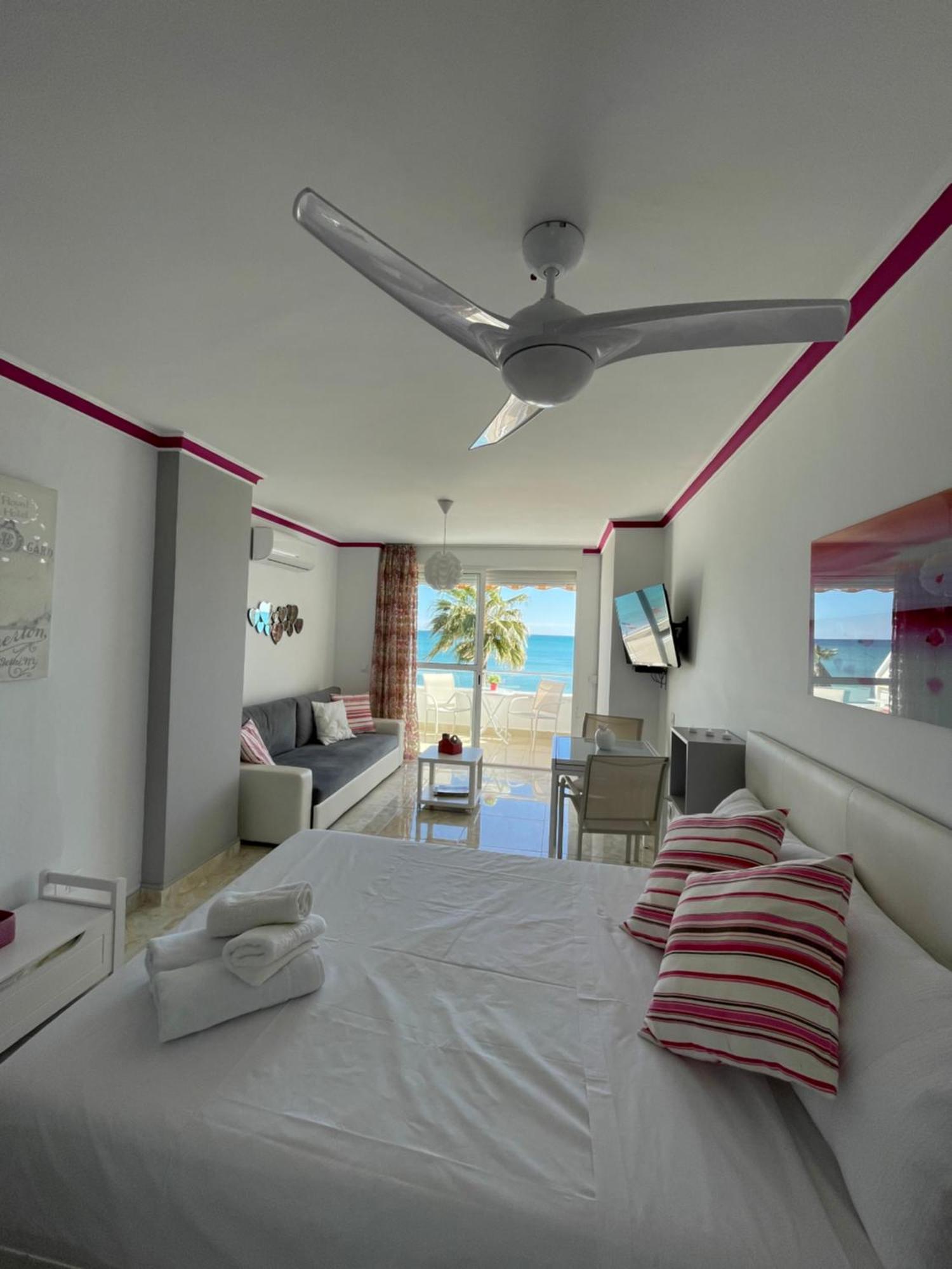 Roca Chica. Studio - First Line Beach Torremolinos Eksteriør billede