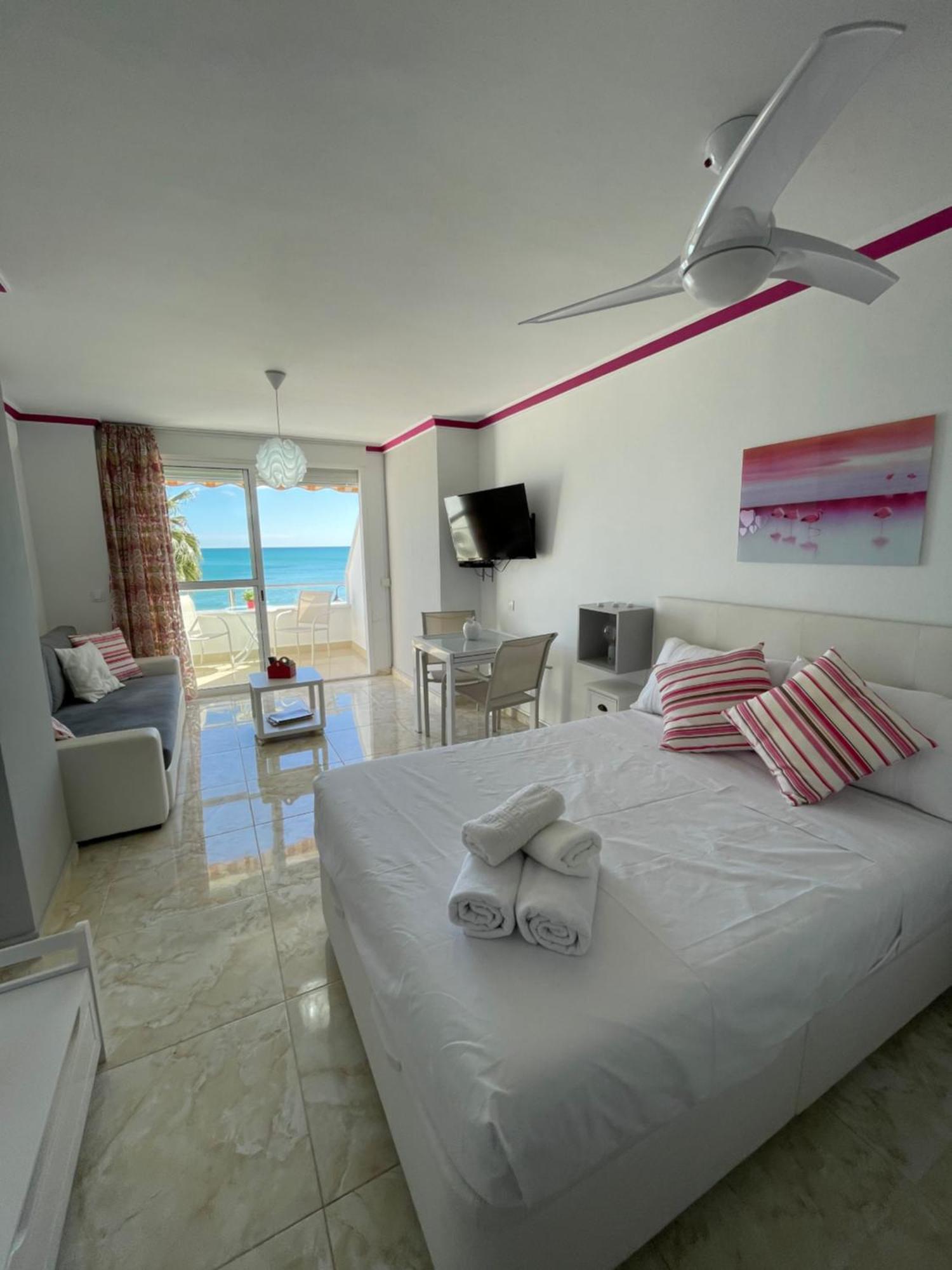 Roca Chica. Studio - First Line Beach Torremolinos Eksteriør billede