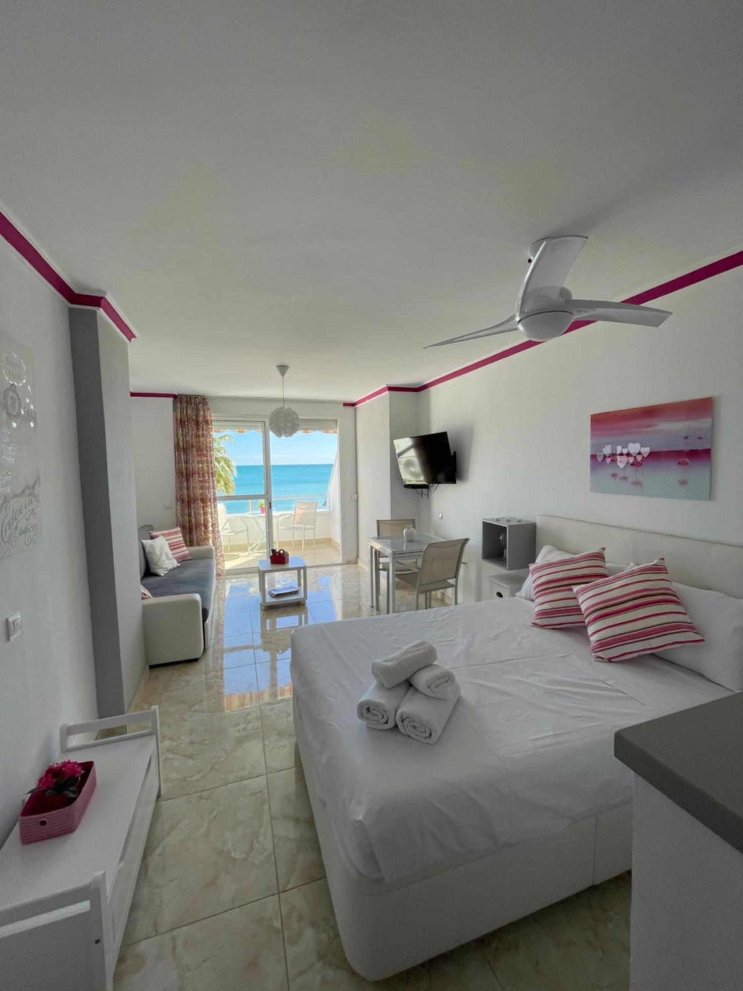Roca Chica. Studio - First Line Beach Torremolinos Eksteriør billede