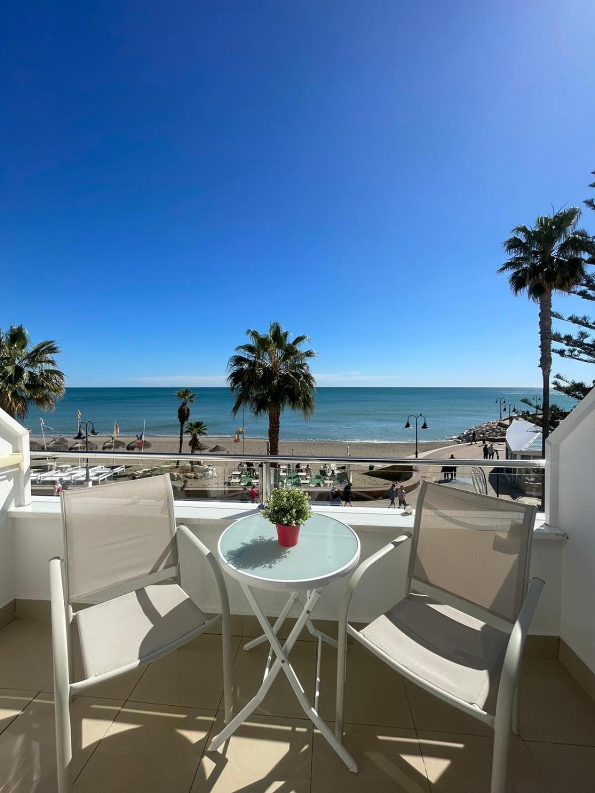 Roca Chica. Studio - First Line Beach Torremolinos Eksteriør billede