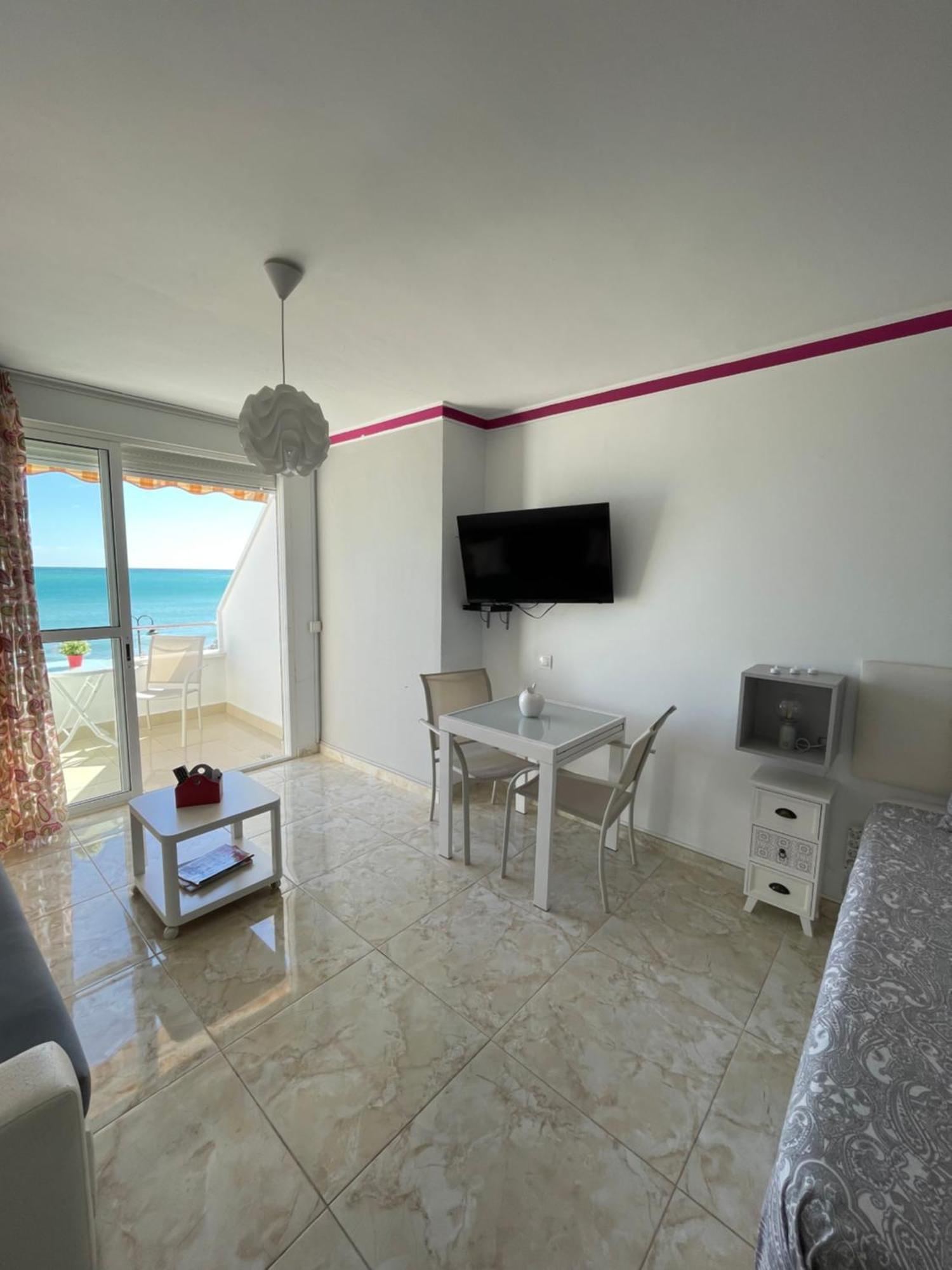 Roca Chica. Studio - First Line Beach Torremolinos Eksteriør billede