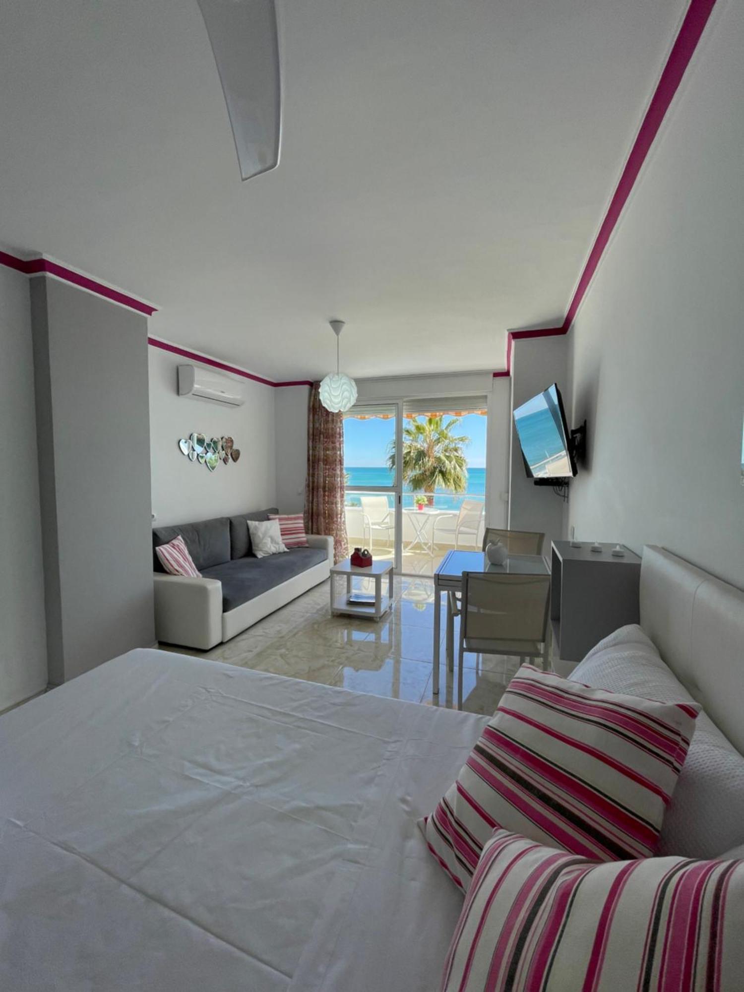 Roca Chica. Studio - First Line Beach Torremolinos Eksteriør billede