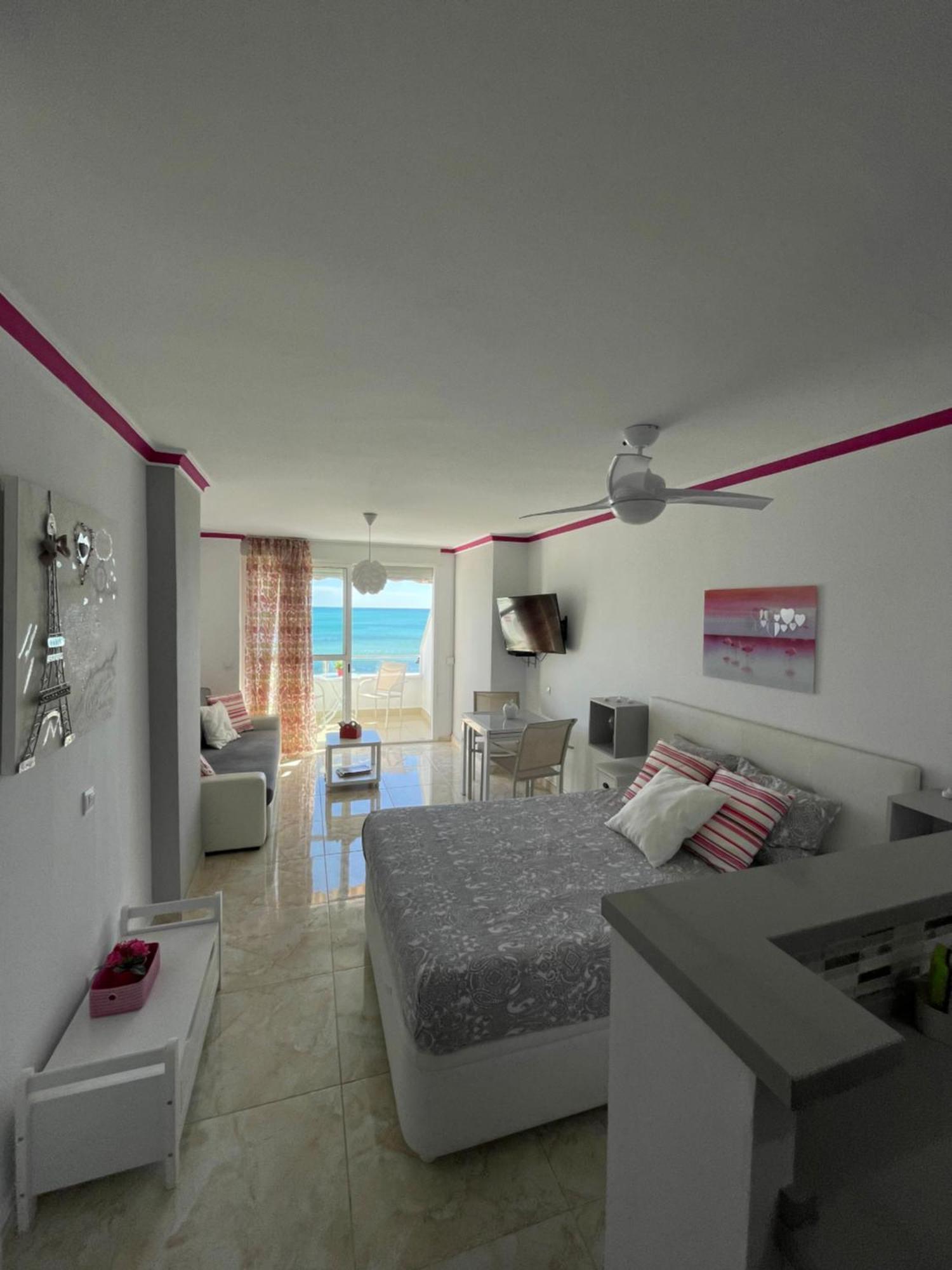 Roca Chica. Studio - First Line Beach Torremolinos Eksteriør billede