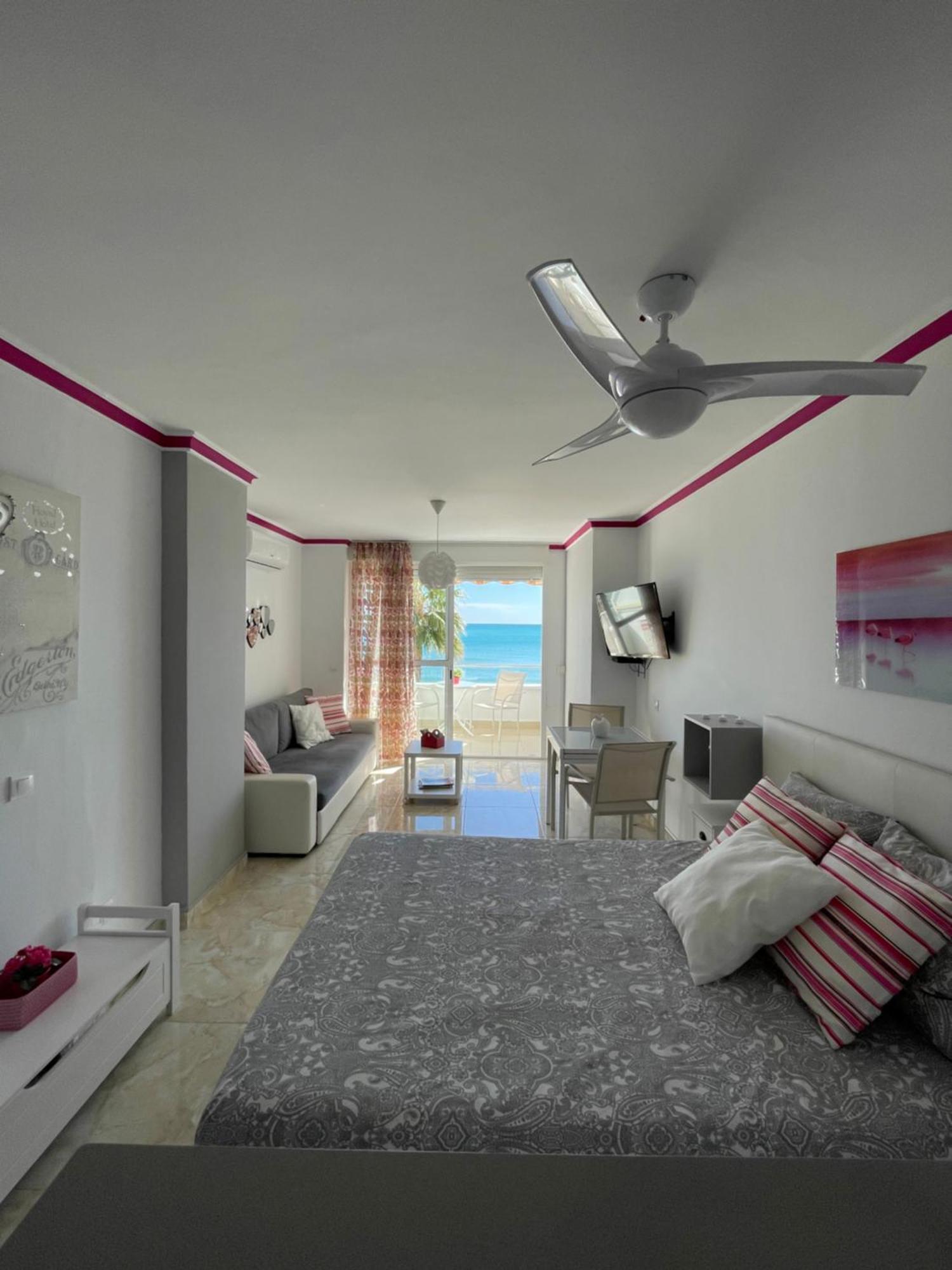 Roca Chica. Studio - First Line Beach Torremolinos Eksteriør billede