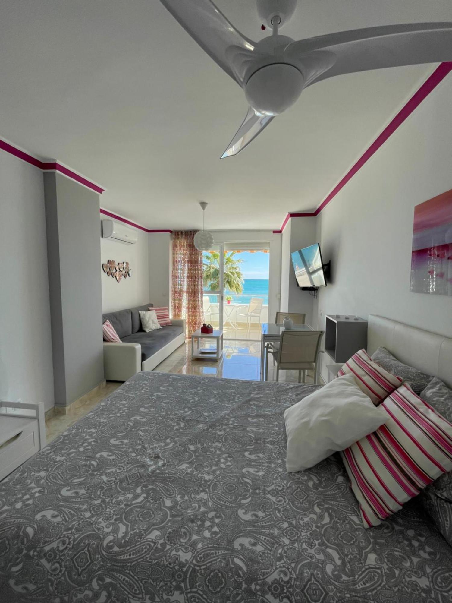 Roca Chica. Studio - First Line Beach Torremolinos Eksteriør billede