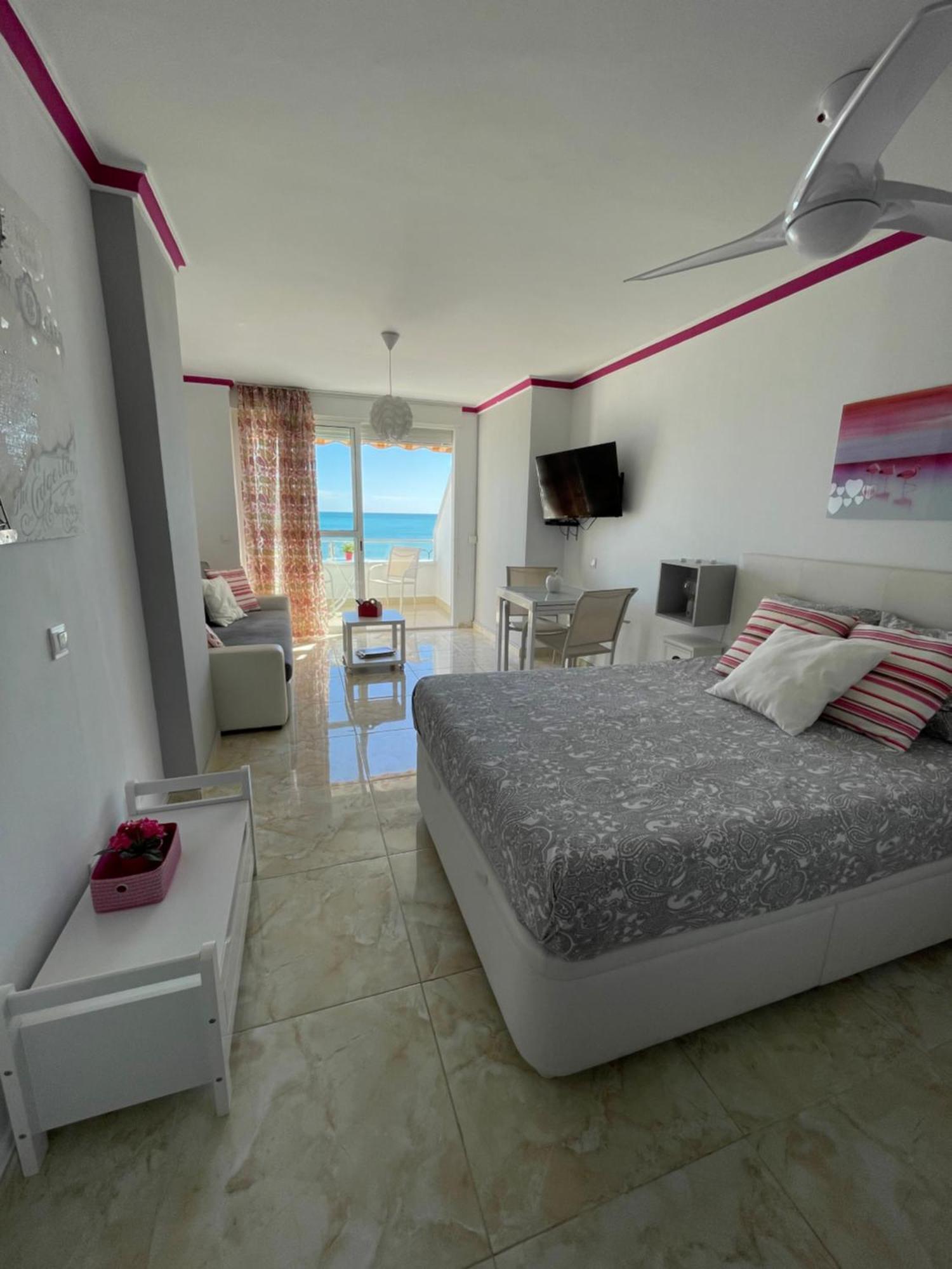 Roca Chica. Studio - First Line Beach Torremolinos Eksteriør billede
