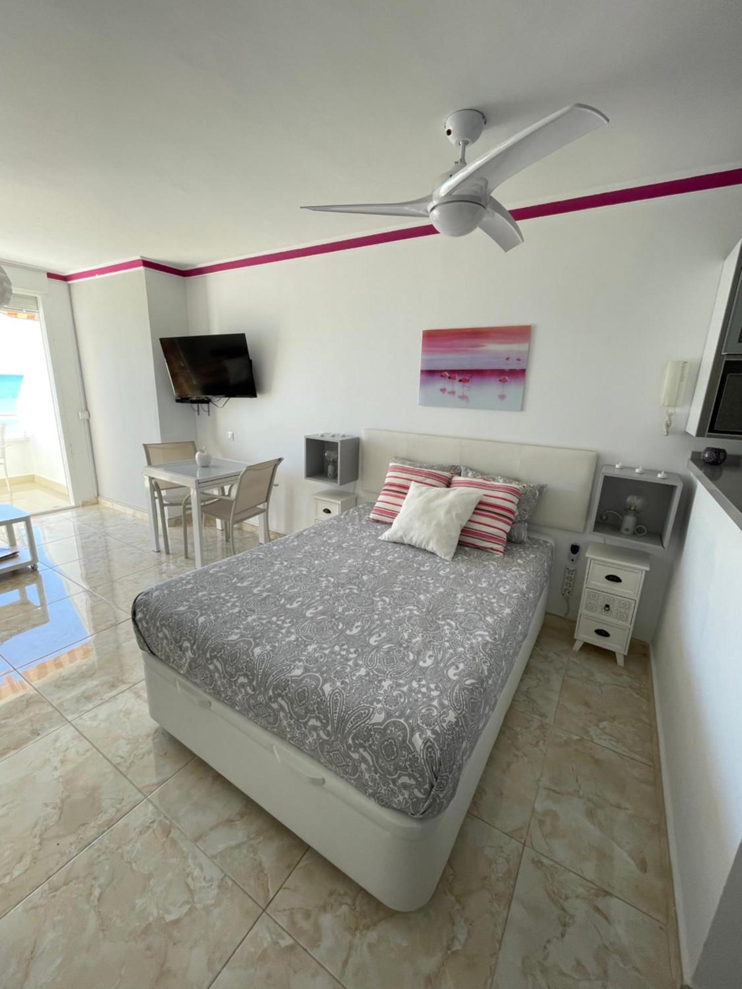 Roca Chica. Studio - First Line Beach Torremolinos Eksteriør billede